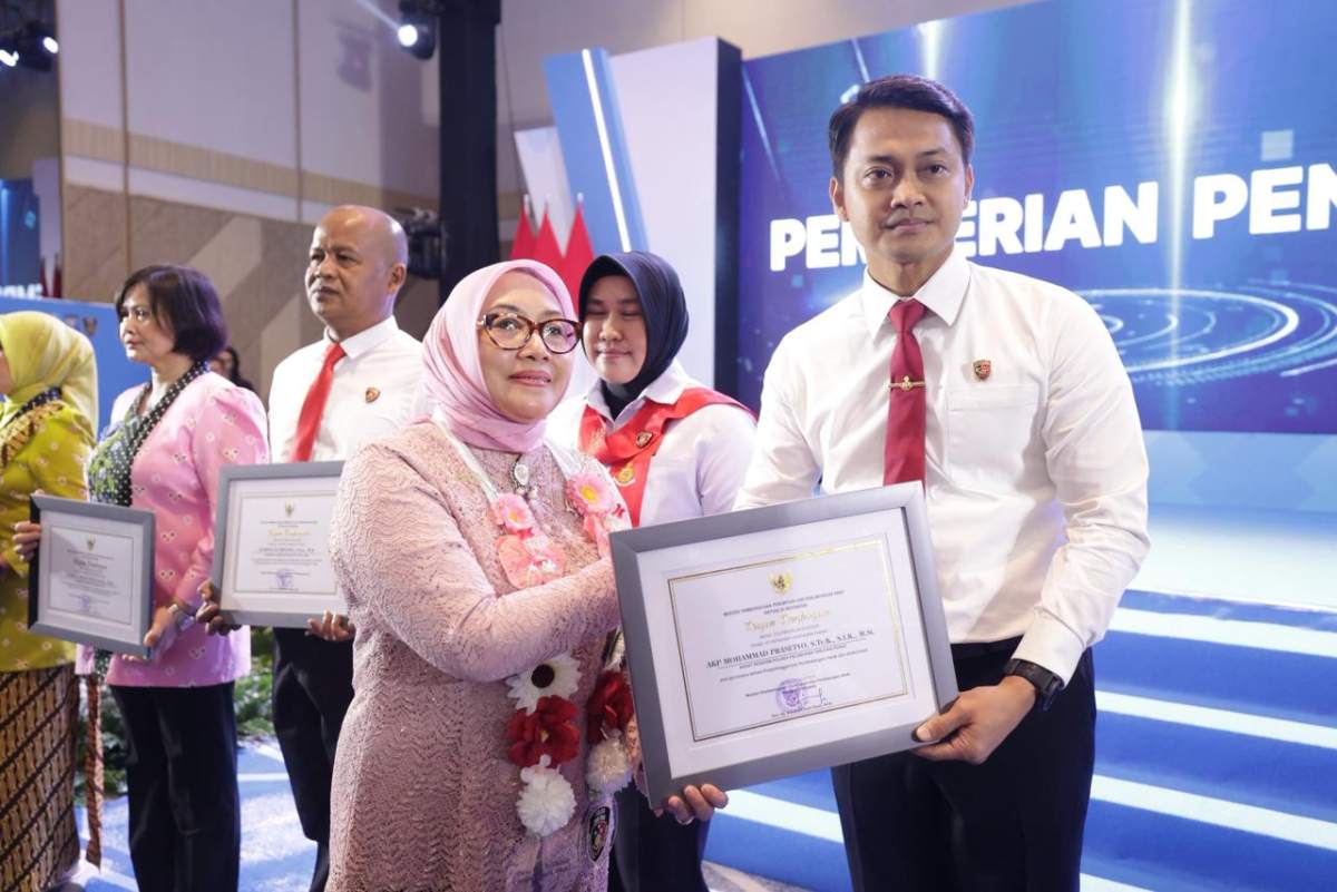 Ditres PPA - PPO Polda Jatim Terima Penghargaan dari Menteri PPPA