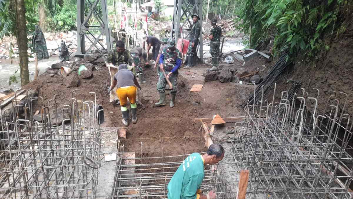Peran Aktif Koramil 0825/14 Kabat Dalam Pembangunan Jembatan Songgon Kian Dipercepat