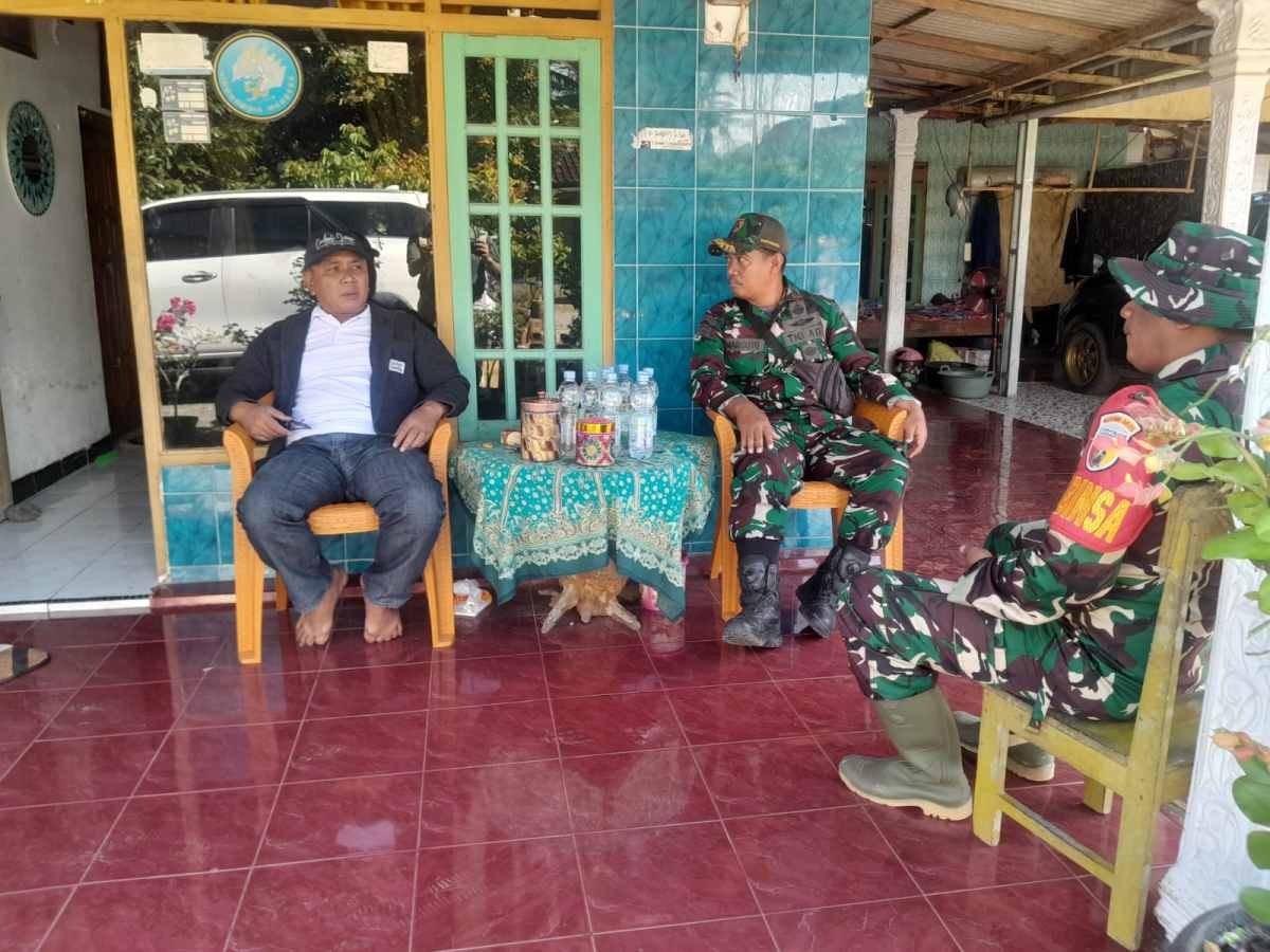 Babinsa Pesanggaran Anjangsana Ke Tokoh Masyarakat Mempererat Silaturahmi