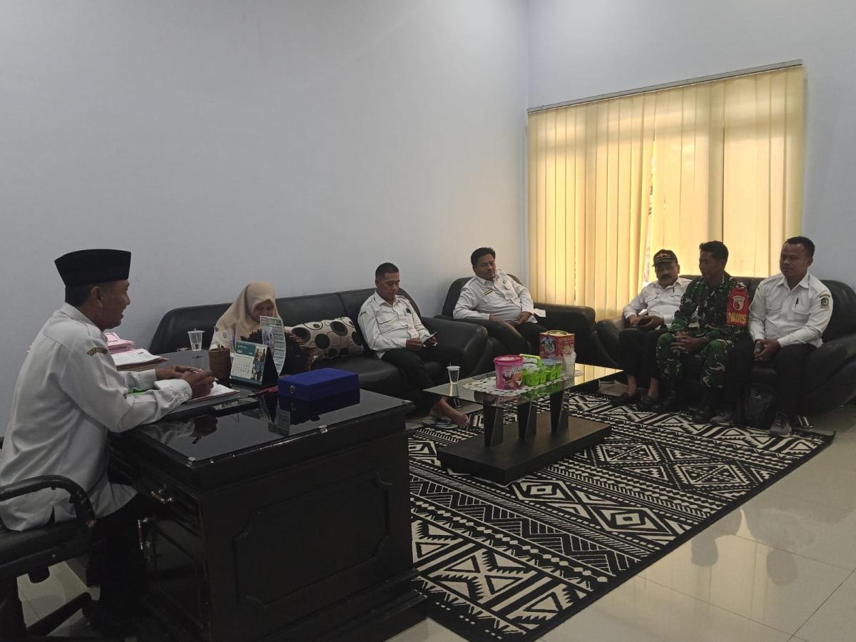 Babinsa Purwodadi Laksanakan Komsos Bersama Staf Desa Guna Jaga Keharmonisan Wilayah