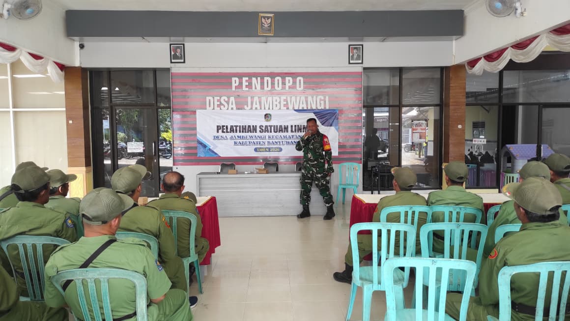 Tingkatkan Kesiapsiagaan Wilayah, Babinsa Serka Madroji Gembleng Anggota Linmas Desa Jambewangi