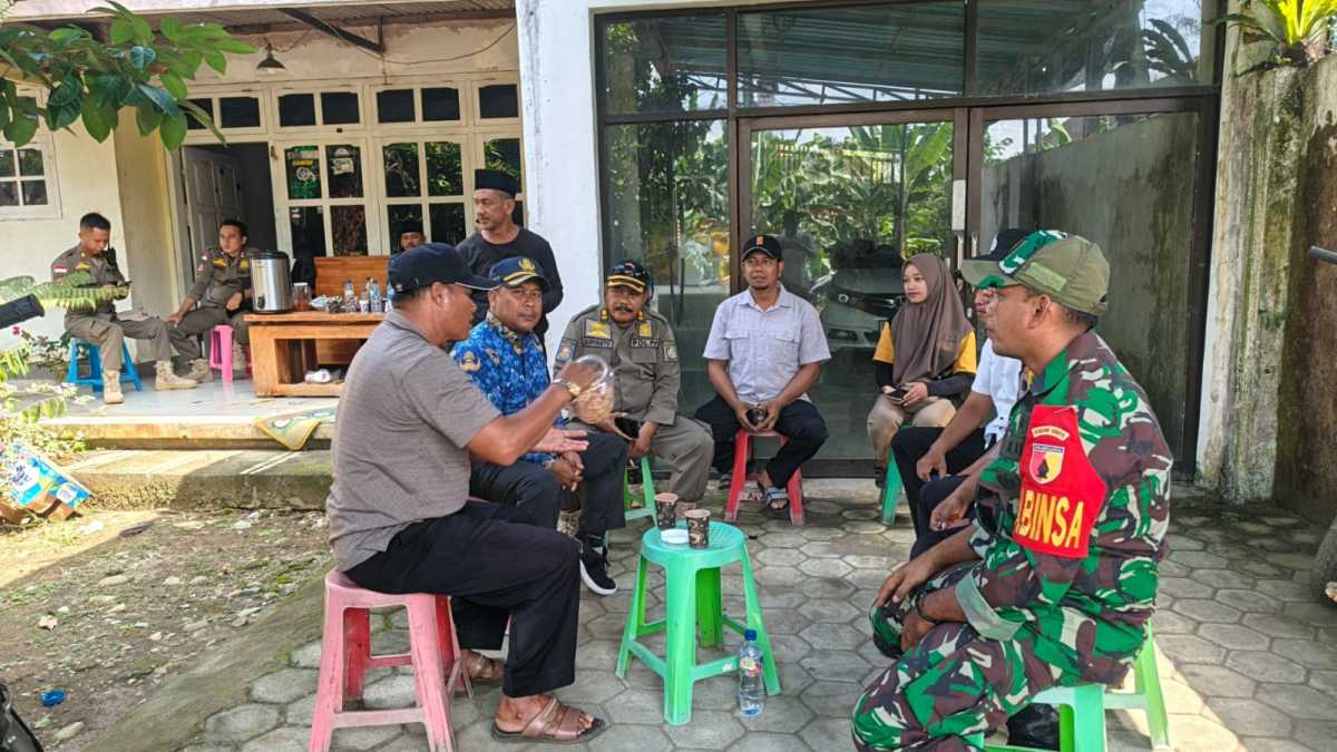 Sinergitas Babinsa Bersama Bhabinkamtibmas Pengamanan Pemilihan Calon Anggota BPD Desa Kandangan