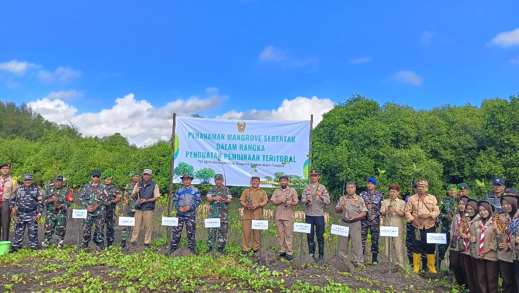 Tanam Mangrove Serentak di Pantai Cemara, Kodim 0825/Banyuwangi Kirim Pesan Kuat Soal Ketahanan Lingkungan